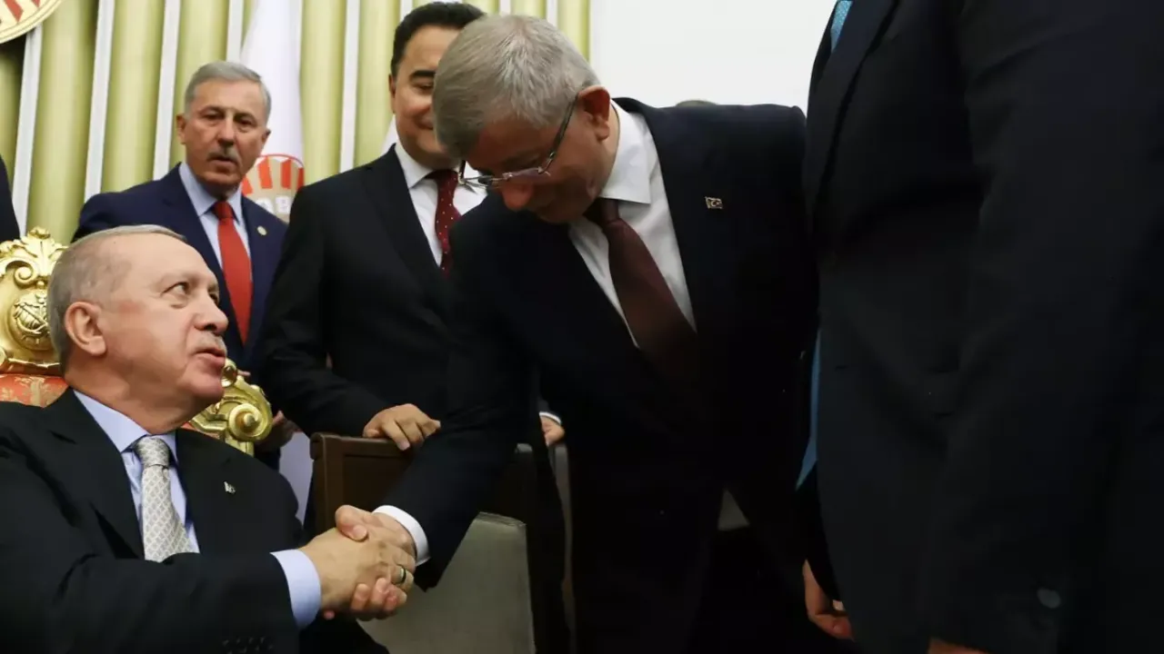 Ahmet Davutoğlu AK Parti'ye göz kırptı! Geri dönüş şartını açıkladı