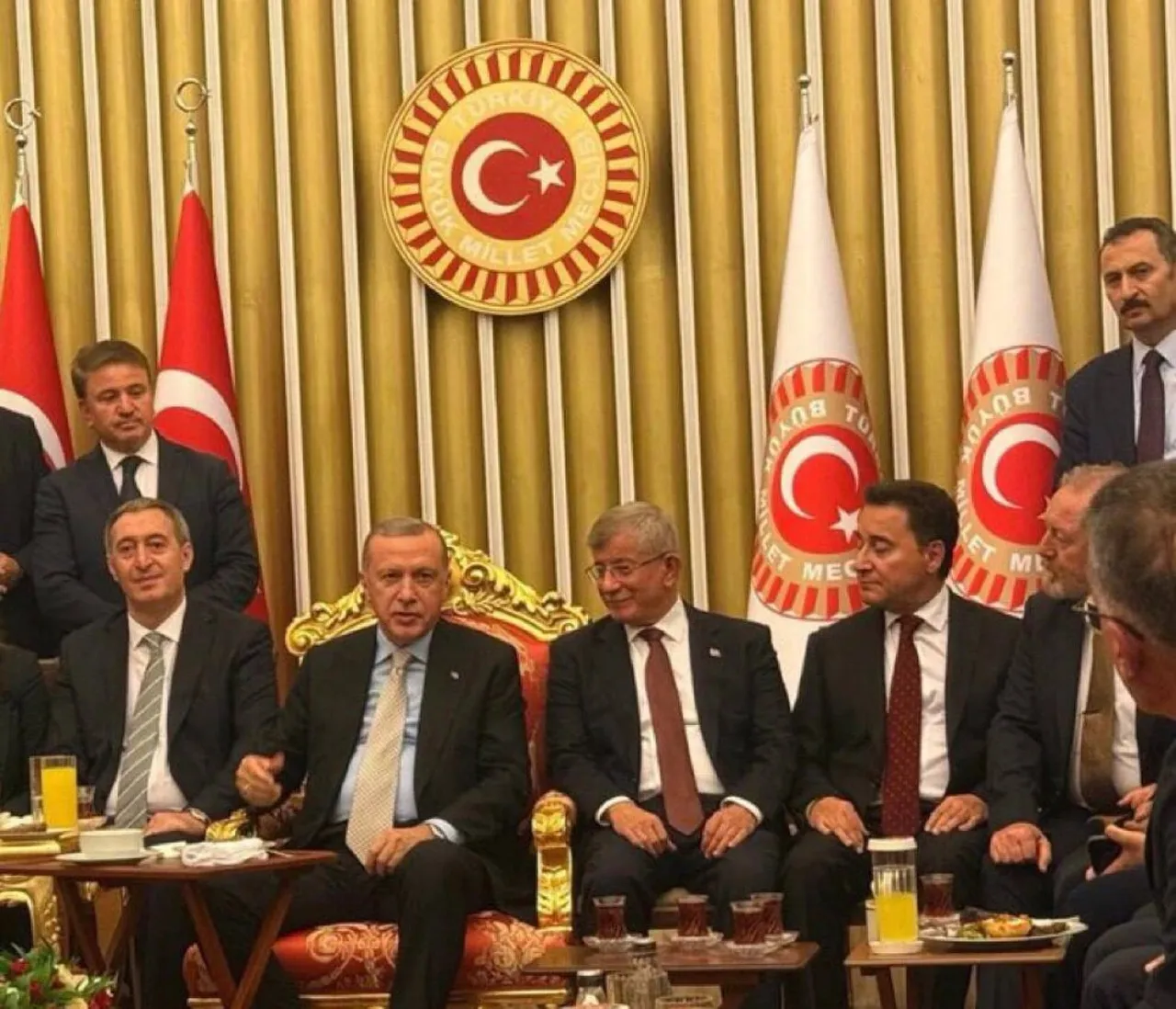 Ahmet Davutoğlu AK Parti'ye göz kırptı! Geri dönüş şartını açıkladı