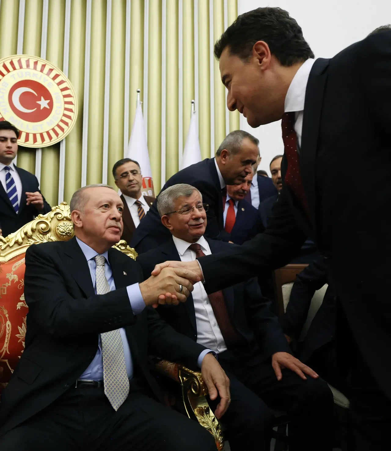 Ahmet Davutoğlu AK Parti'ye göz kırptı! Geri dönüş şartını açıkladı