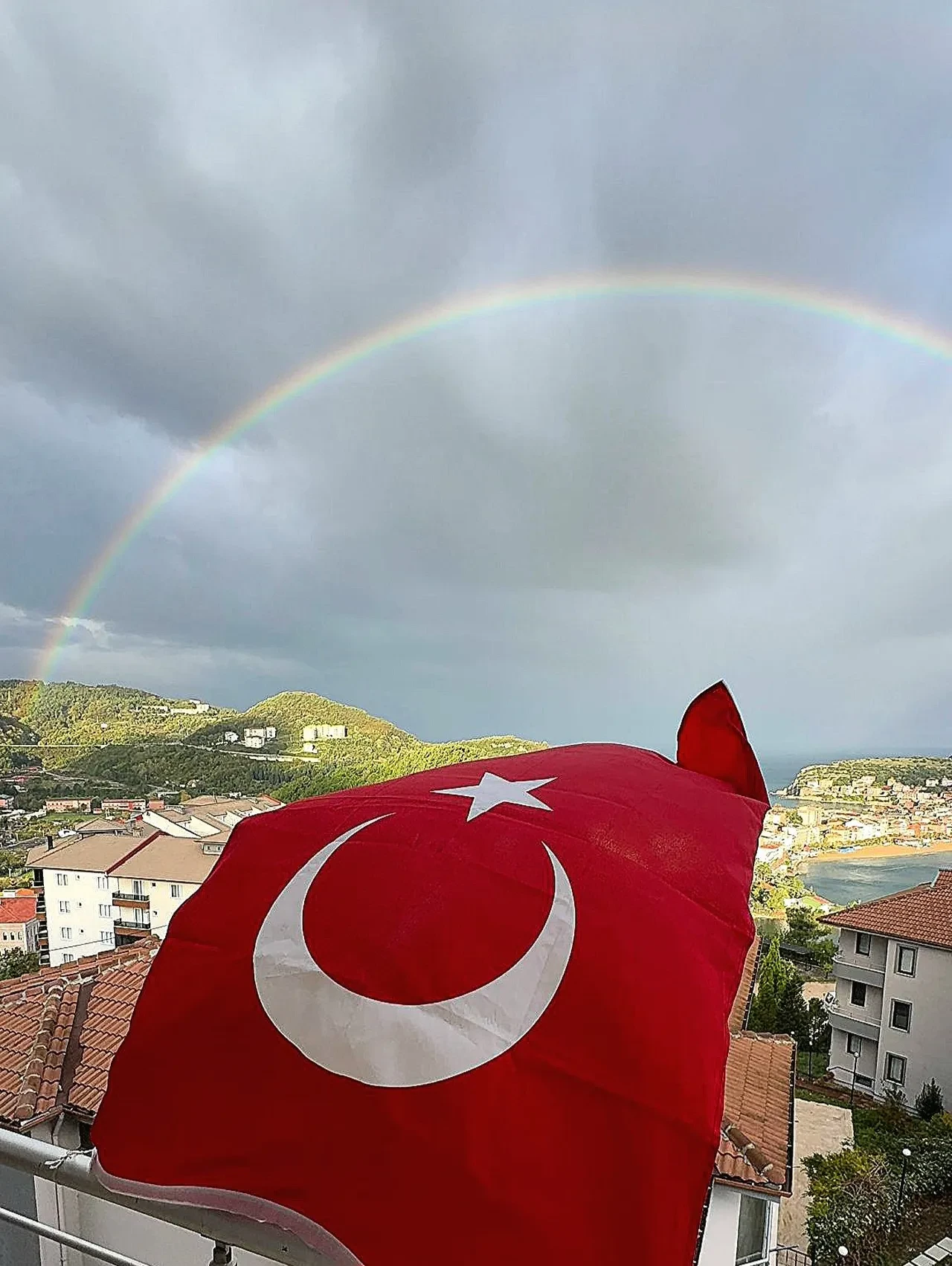 Amasra'da yağmur sonrası gökkuşağı oluştu