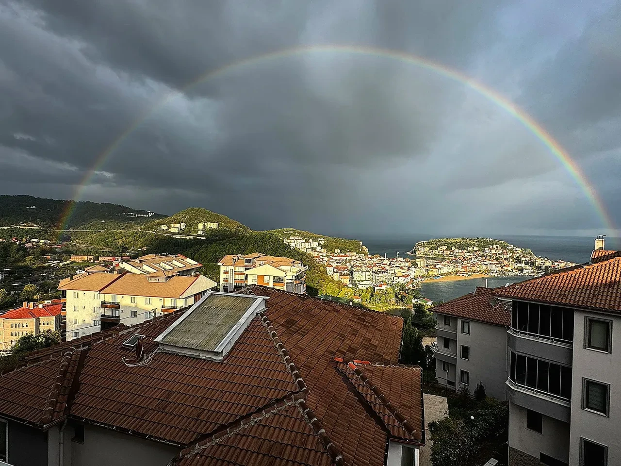 Amasra'da yağmur sonrası gökkuşağı oluştu