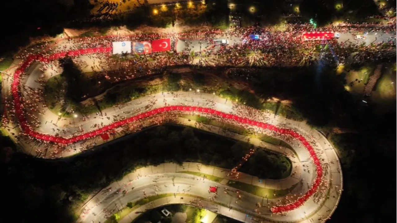 Antalya'da 400 metrelik dev bayrakla fener alayı