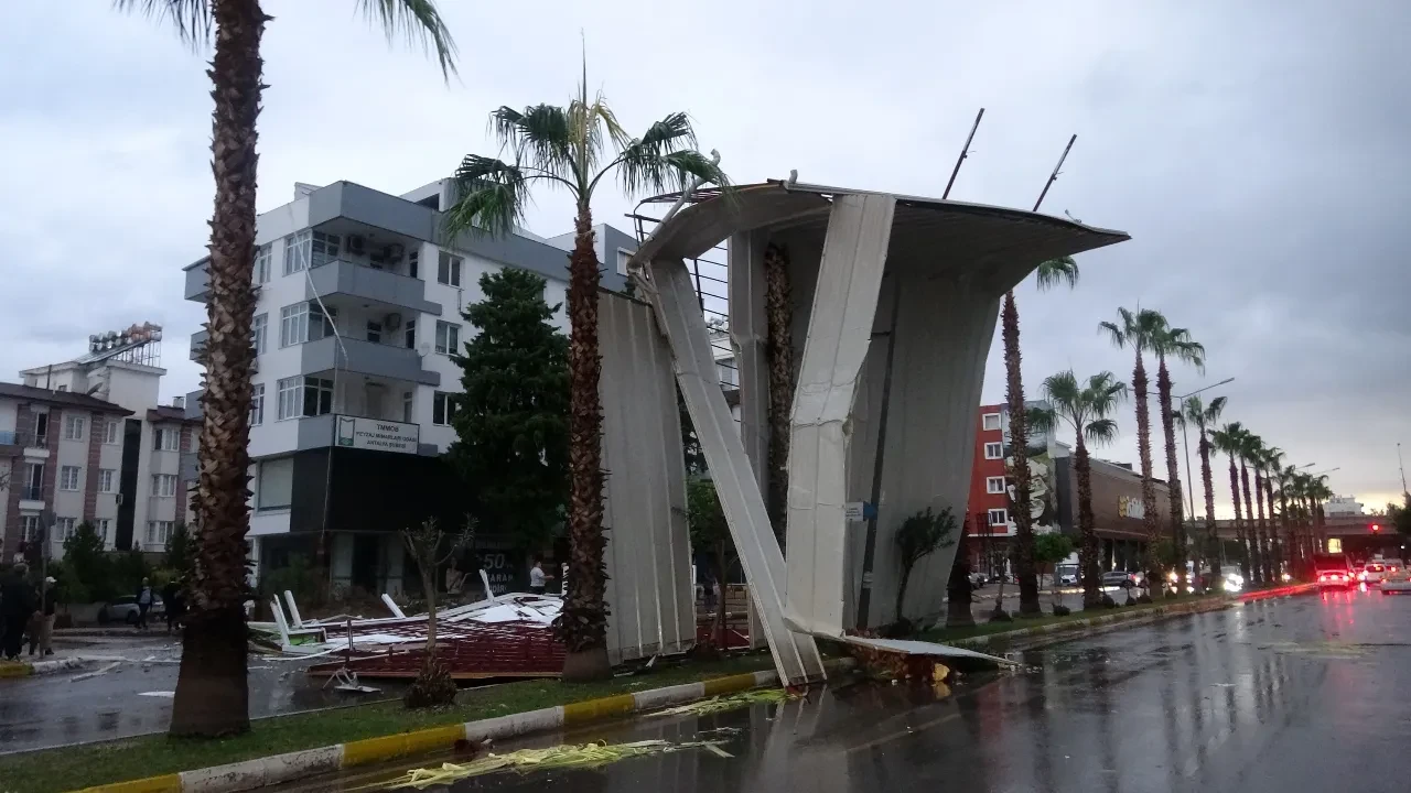 Antalya yağış altında! Şiddetli fırtınadan çatılar uçtu elektrikler kesildi