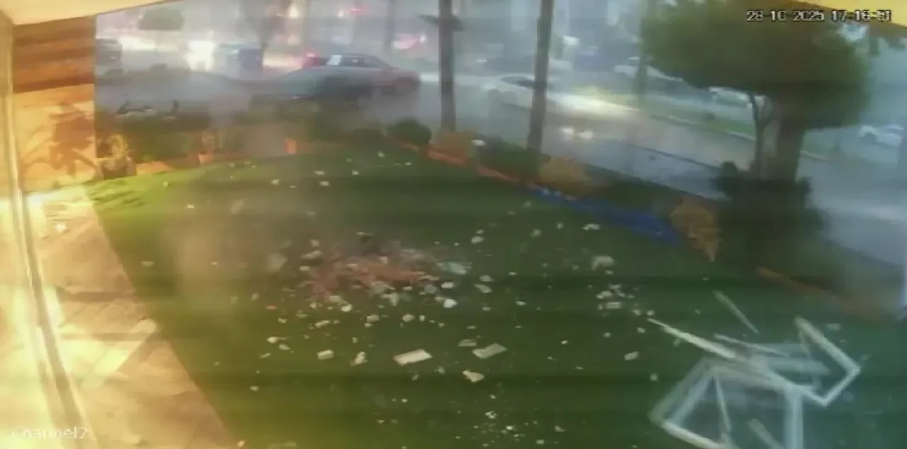 Antalya yağış altında! Şiddetli fırtınadan çatılar uçtu elektrikler kesildi