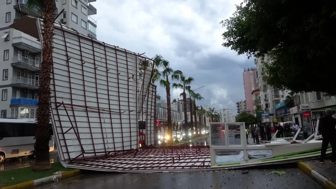 Antalya yağış altında! Şiddetli fırtınadan çatılar uçtu elektrikler kesildi