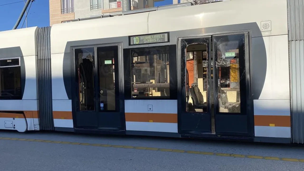 Bayrak asmak için kapıyı açık bıraktı! Felaketten dönüldü