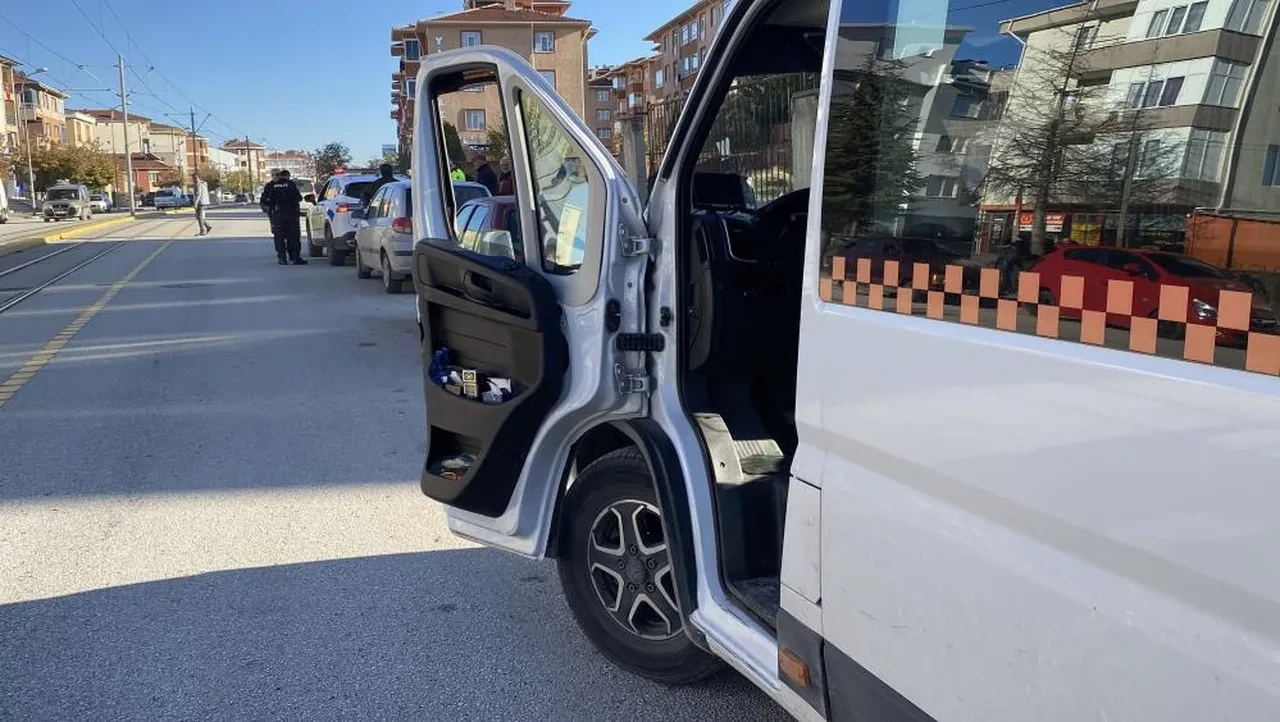 Bayrak asmak için kapıyı açık bıraktı! Felaketten dönüldü