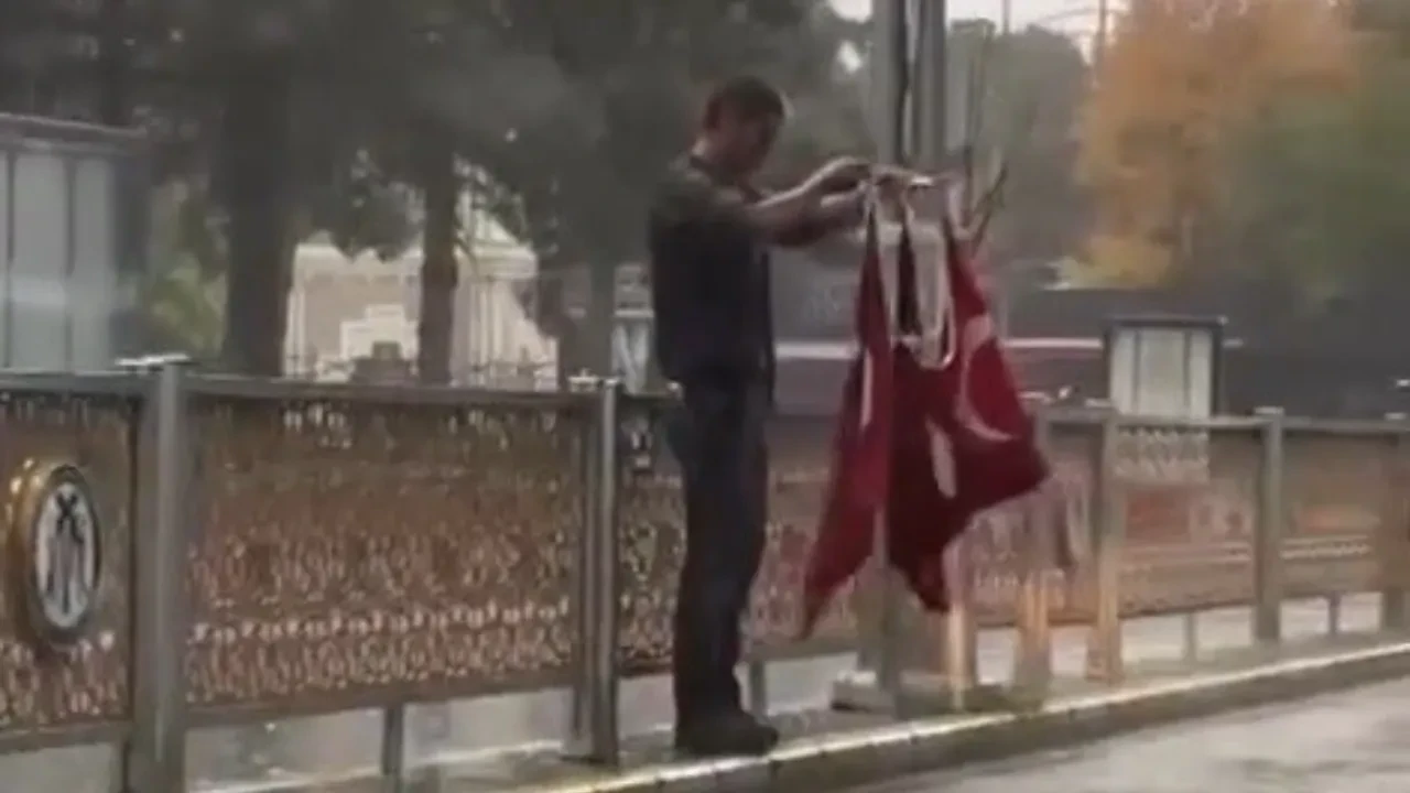 Erzincan'da bayrak hassasiyeti duygulandırdı: Tek tek toplayarak özenle katladı