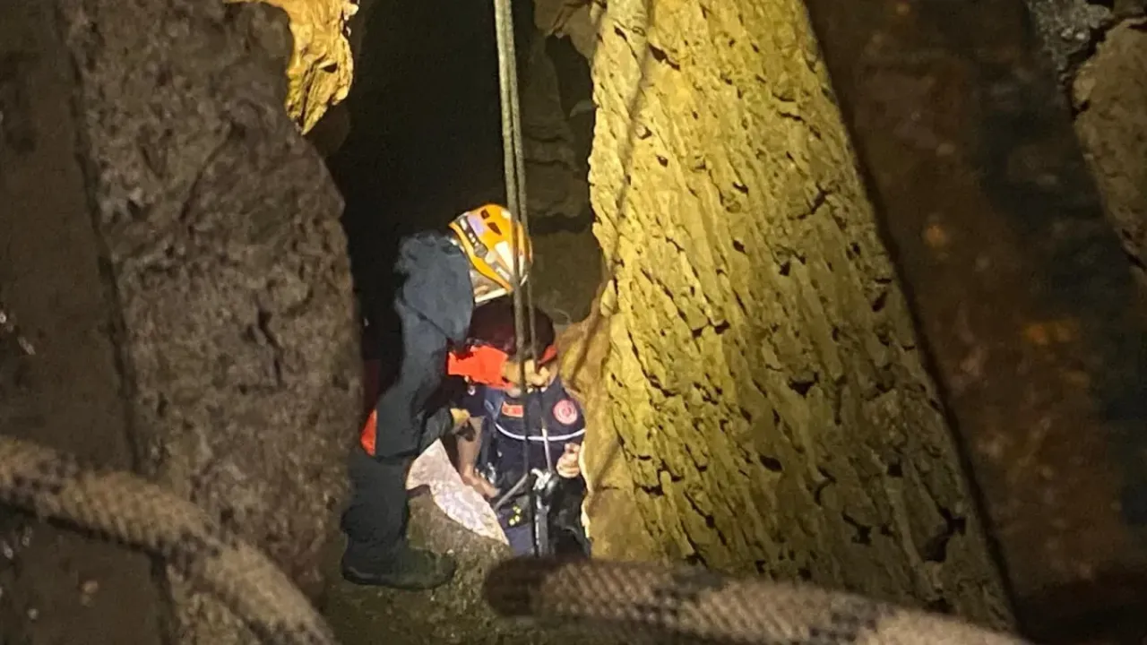 Film gibi kurtarma operasyonu! Mahsur kalıp mağaraya sığındılar 