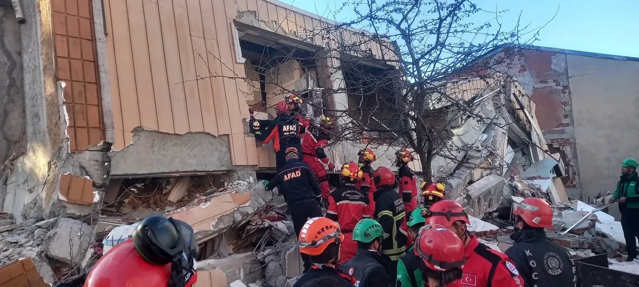 Gebze'de 5 katlı bina çöktü! Ekipler zamanla yarışıyor, enkaz altında kalanlar var