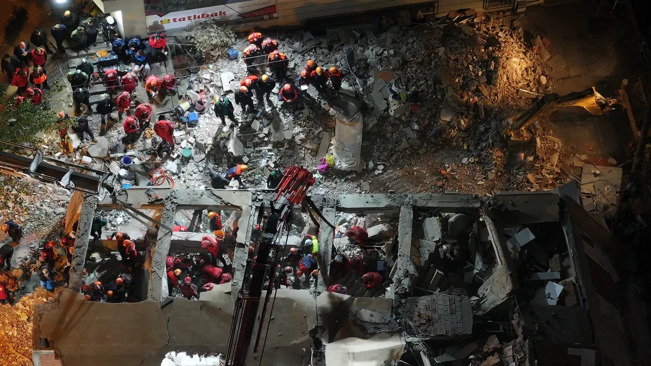 Gebze'de çöken 7 katlı binadan acı haber: 5 kişilik ailenin 4'ü hayatını kaybetti