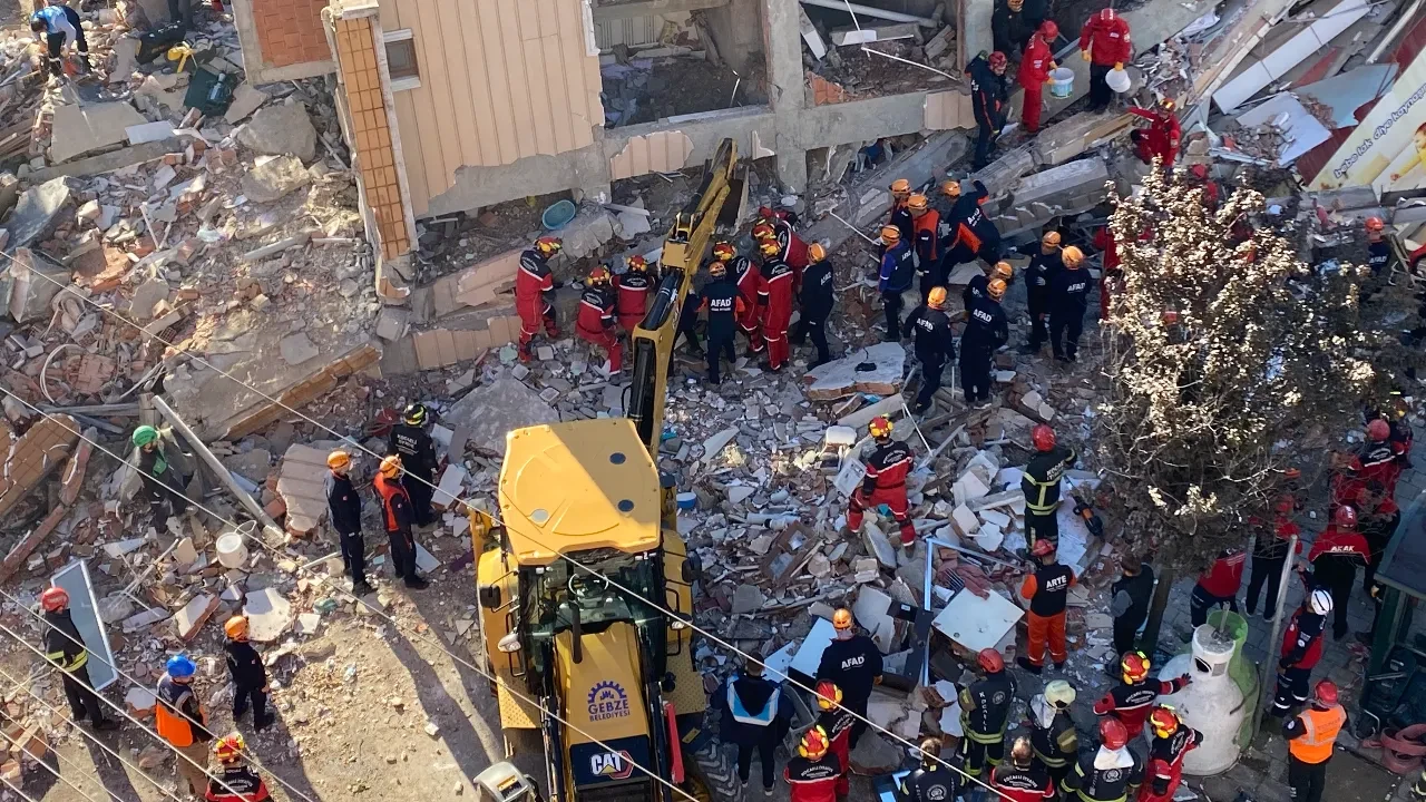 Gebze’de çöken binanın altından metro mu geçiyor? Metro inşaatı iddiaları
