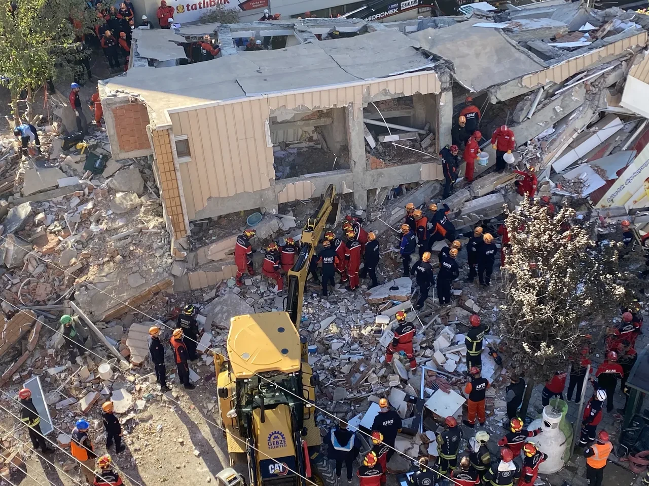 Gebze’de kurtarma çalışmaları ne durumda? Çöken binada 5 kişilik bir aile var