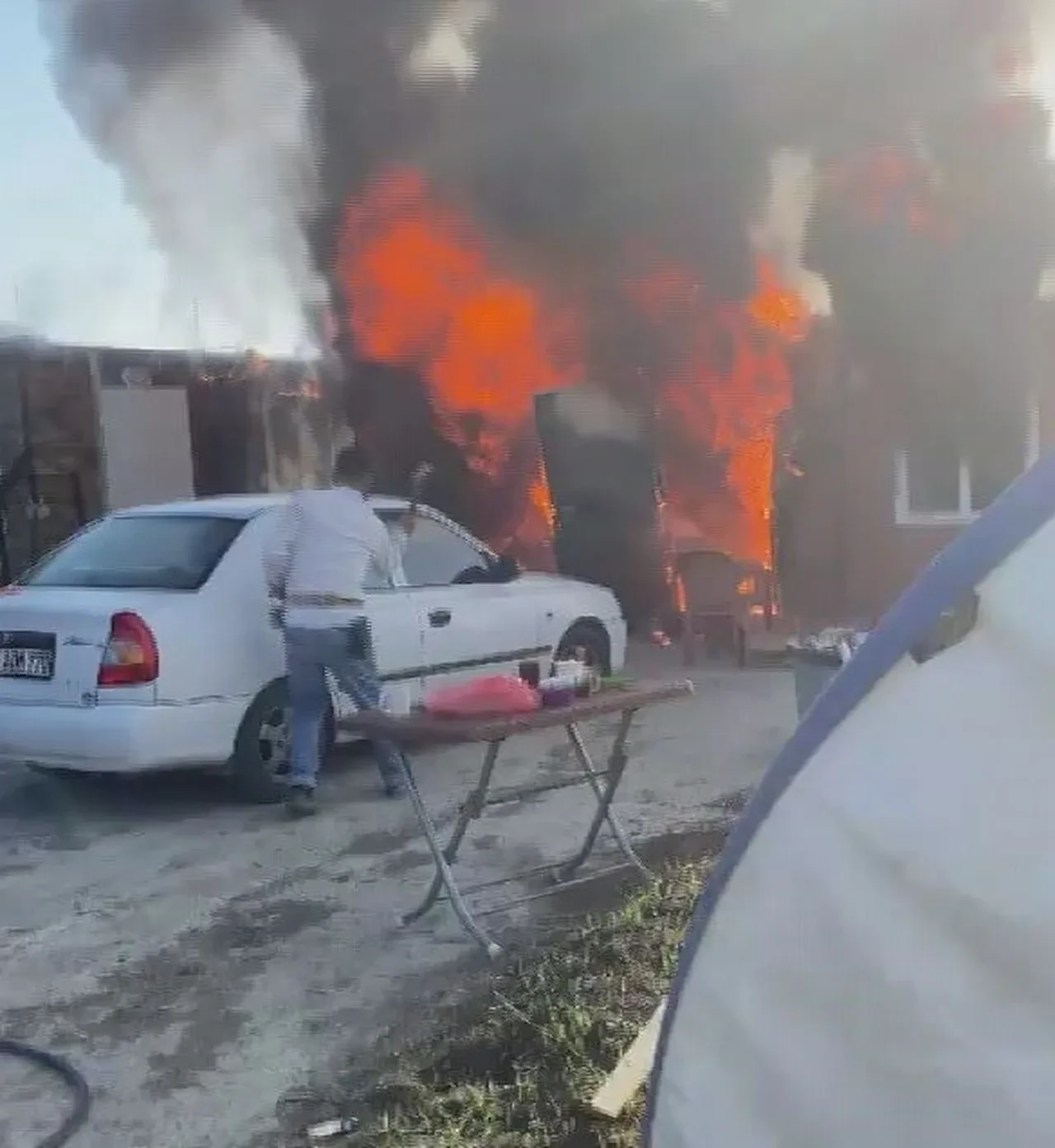 Kahraman operatör yangına iş makinesiyle daldı! Yaptığı hamle felaketi önledi