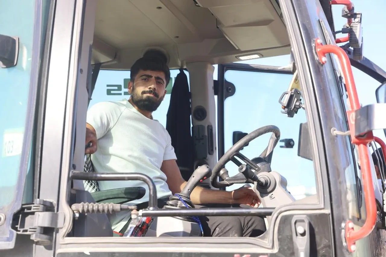 Kahraman operatör yangına iş makinesiyle daldı! Yaptığı hamle felaketi önledi