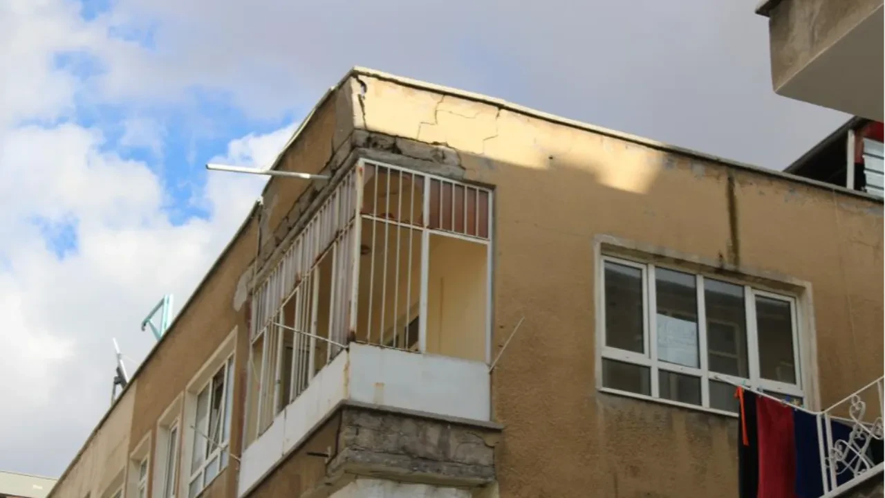 Kayseri'de 3 katlı bina yıkılma tehlikesi nedeniyle boşaltıldı