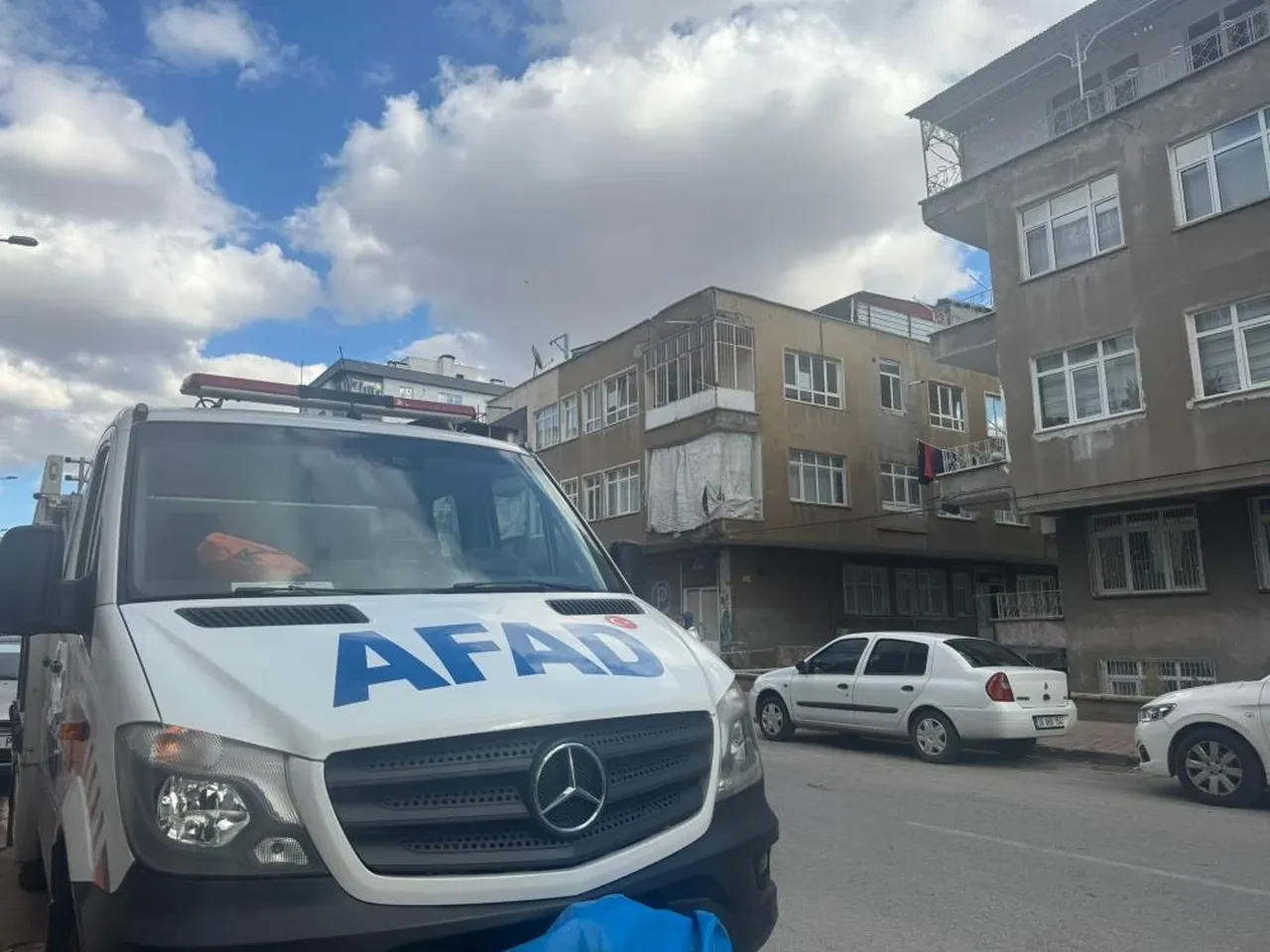 Kayseri'de 3 katlı bina yıkılma tehlikesi nedeniyle boşaltıldı