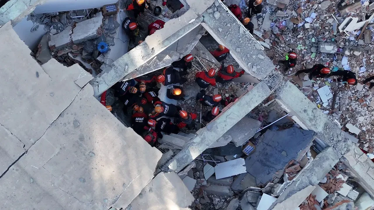 Kolon akıllara gelmişti! Gebze'de çöken binanın alt katındaki eczane sahibi gerçeği açıkladı