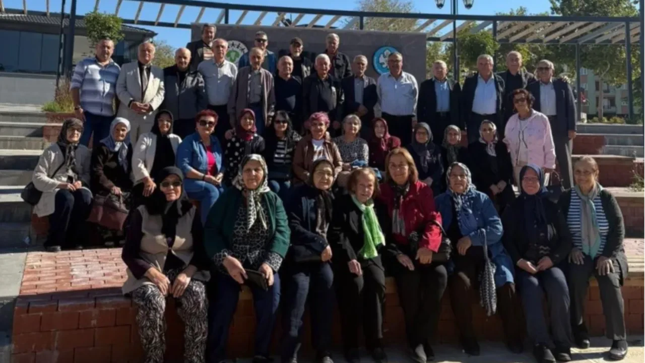 Manisa'da Cumhuriyet Bayramı'nda duygulandıran öğretmen-öğrenci buluşması: 58 yıl sonra duygu dolu anlar!