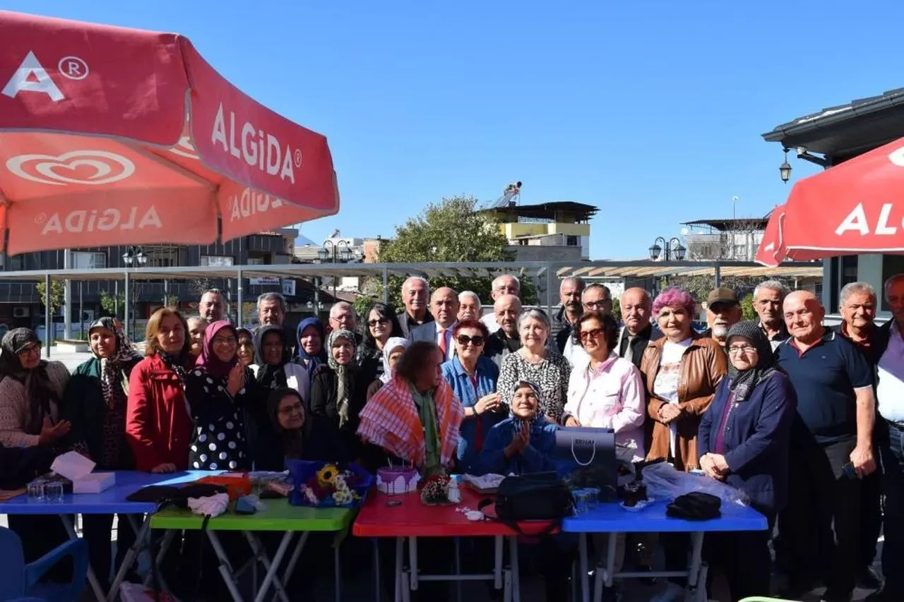 Manisa'da Cumhuriyet Bayramı'nda duygulandıran öğretmen-öğrenci buluşması: 58 yıl sonra duygu dolu anlar!
