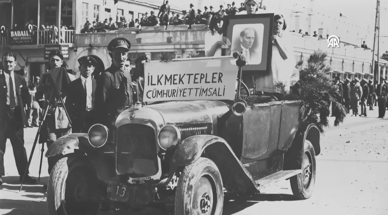 MEB'den 29 Ekim Cumhuriyet Bayramı özel video: Arşiv fotoğrafları yapay zeka ile canlandı