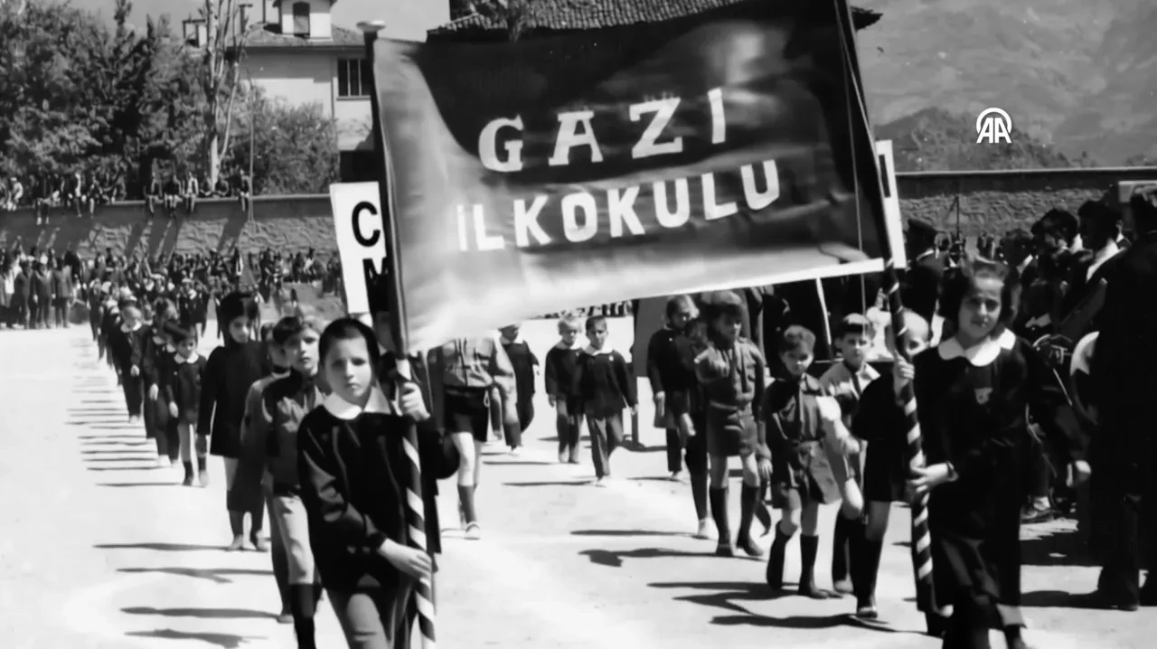 MEB'den 29 Ekim Cumhuriyet Bayramı özel video: Arşiv fotoğrafları yapay zeka ile canlandı