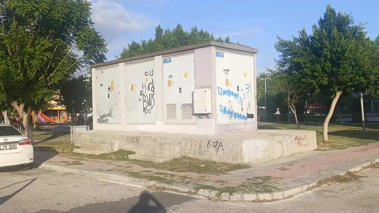 Önce öğretmeni sonra birbirlerini dolandırdılar! Emekli polisin radarına girince kaçamadılar