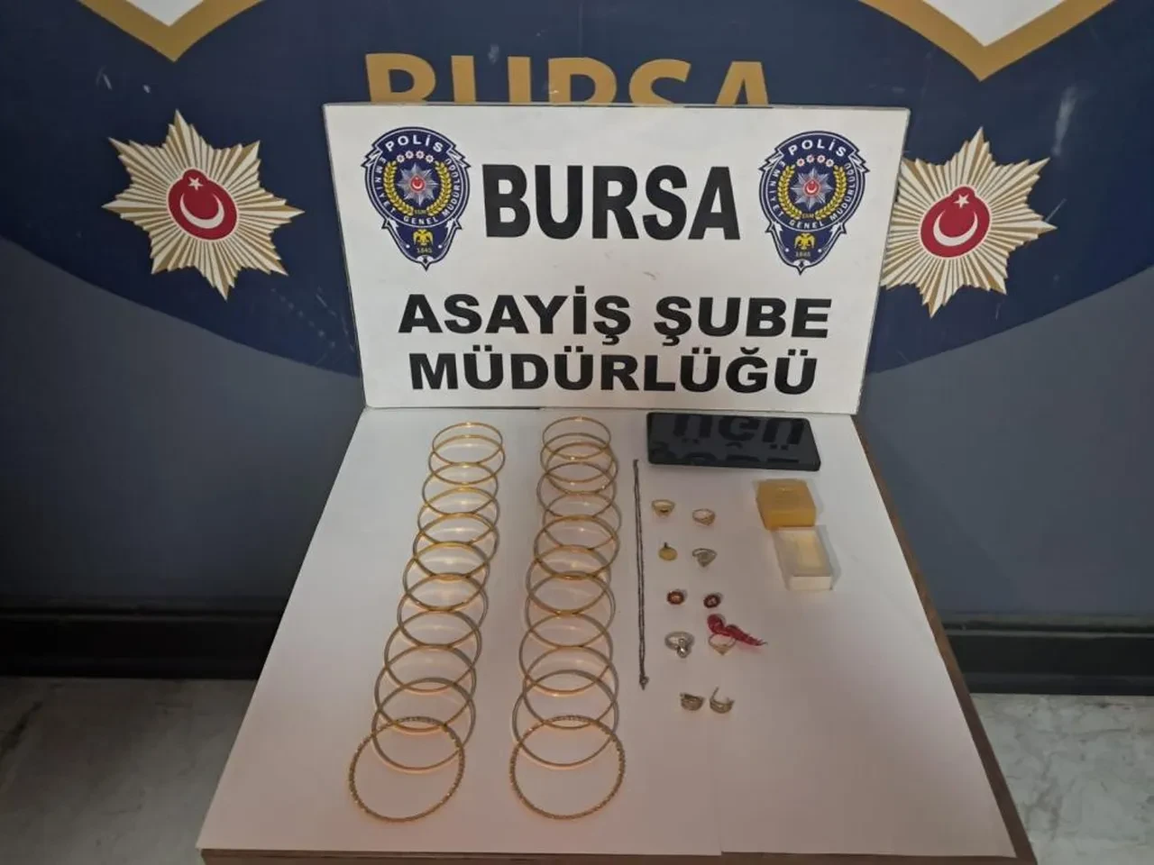 Önce öğretmeni sonra birbirlerini dolandırdılar! Emekli polisin radarına girince kaçamadılar