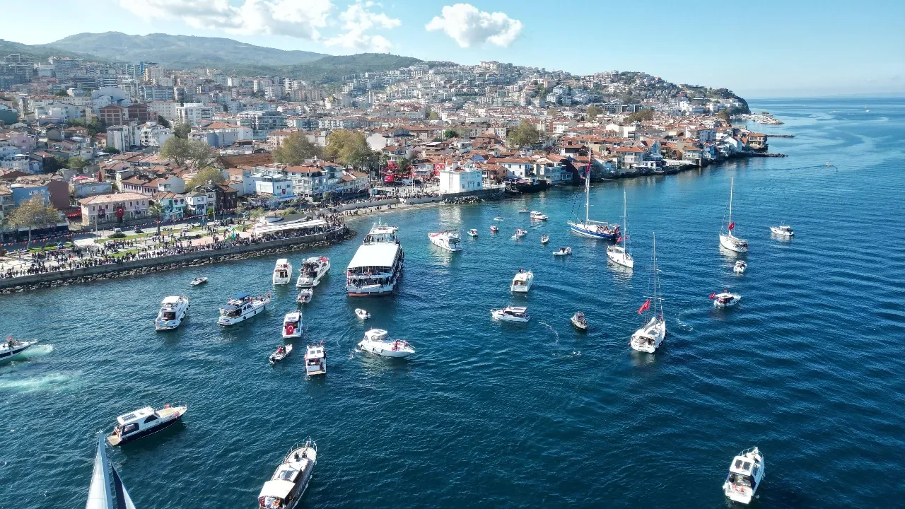 Onlarca tekne kortej yaptı! Cumhuriyet’in 102’nci yılı büyük bir coşkuyla kutlandı