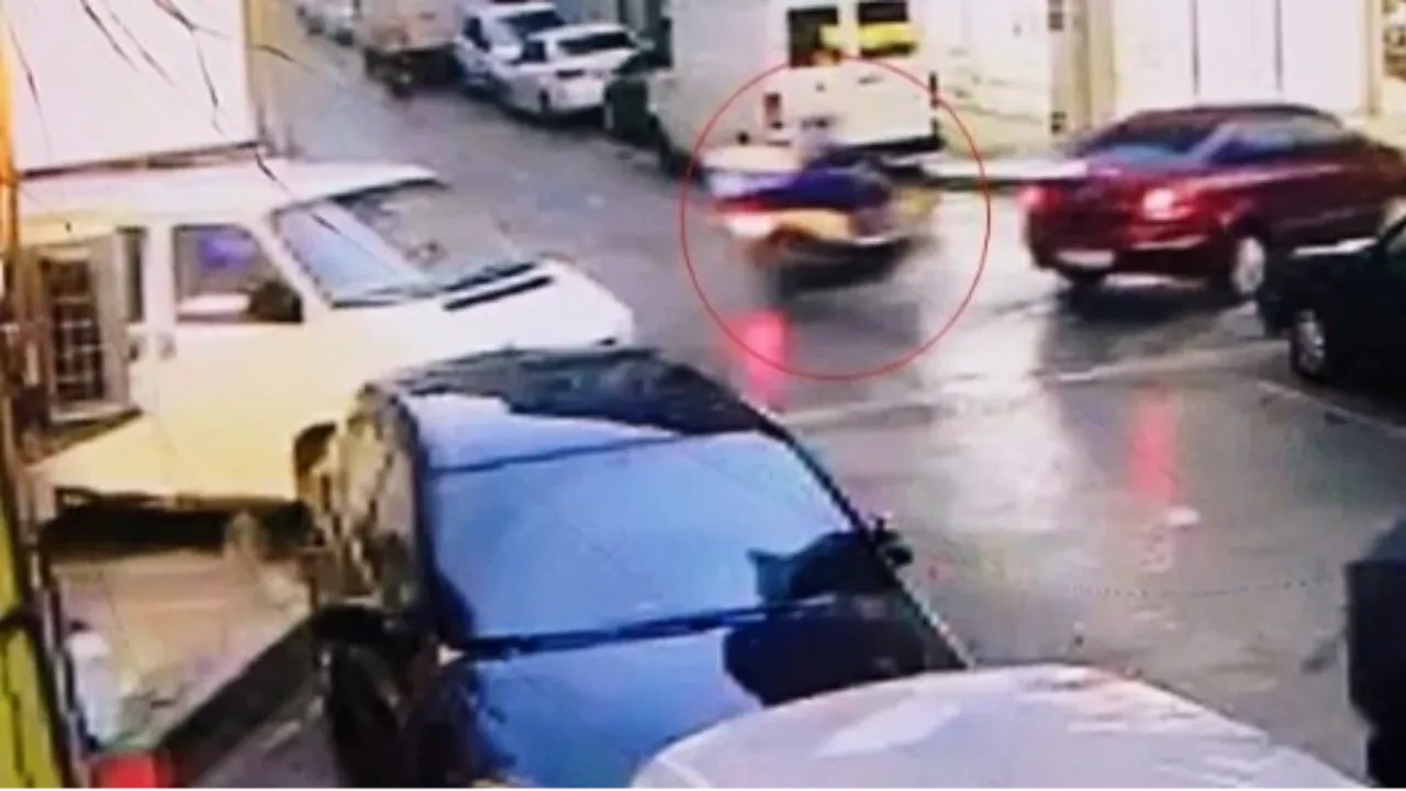 Otomobile çarpmamak için kaza yaptı! O anlar kamerada