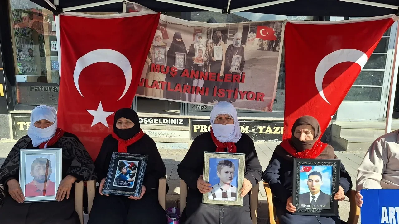 PKK terör örgütünün çekilmesi ailelerin umutlarını artırdı! 'Gelin teslim olun, bu yasadan faydalanın'