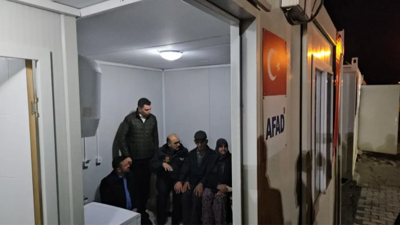 Sındırgı'da depremin yaraları sarılıyor: Çok sayıda konteynırın anahtarları teslim edildi