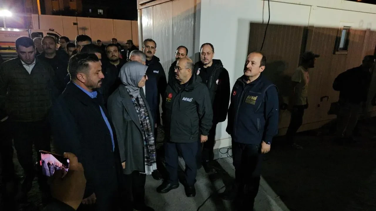 Sındırgı'da depremin yaraları sarılıyor: Çok sayıda konteynırın anahtarları teslim edildi