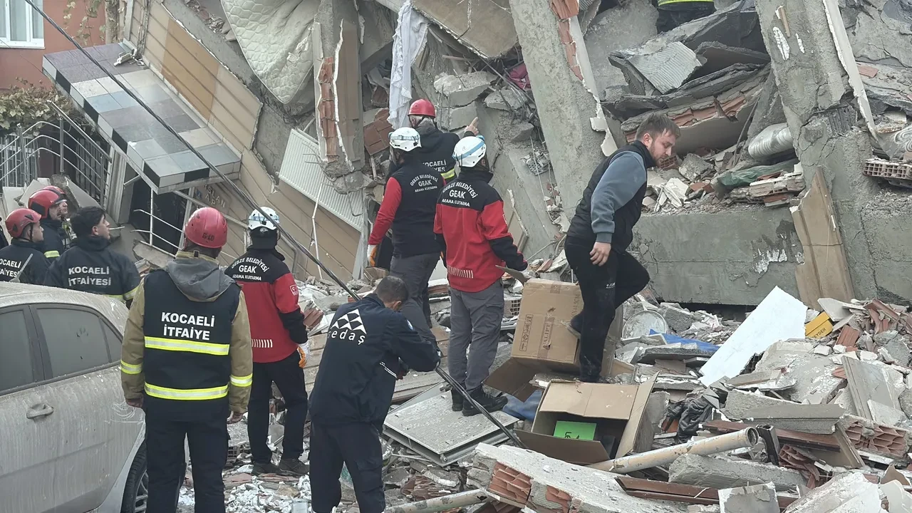 Gebze'de 5 katlı bina çöktü! Ekipler zamanla yarışıyor, enkaz altında kalanlar var