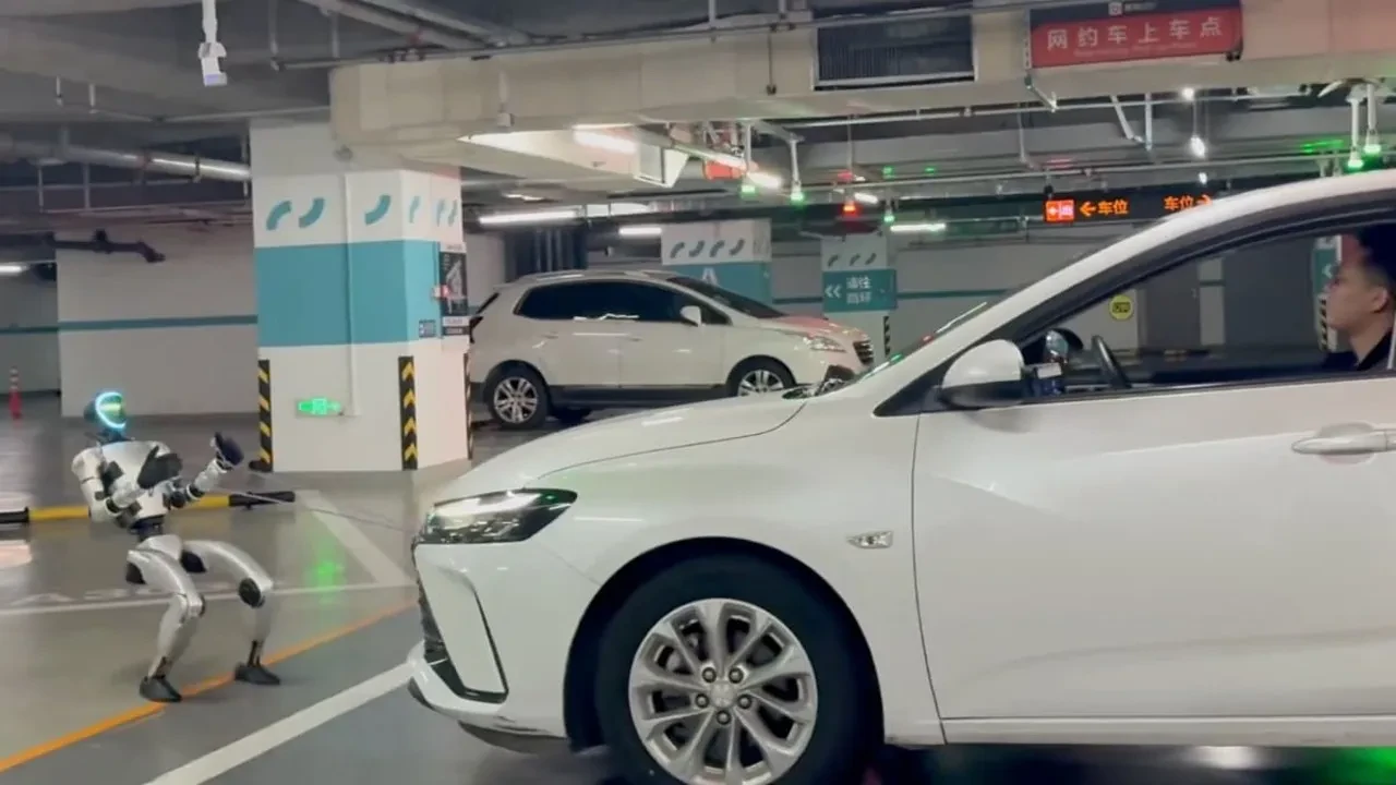 Süpermen robot sahada: 35 kilogramlık dev, 1.4 tonluk arabayı omuzladı!