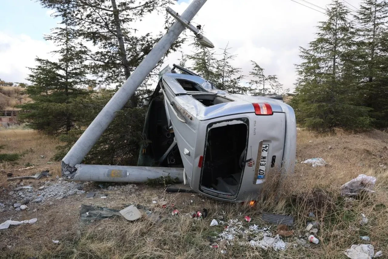 Tamir için bıraktığı aracıyla çırak taklalar attı! Araba ikiye katlandı
