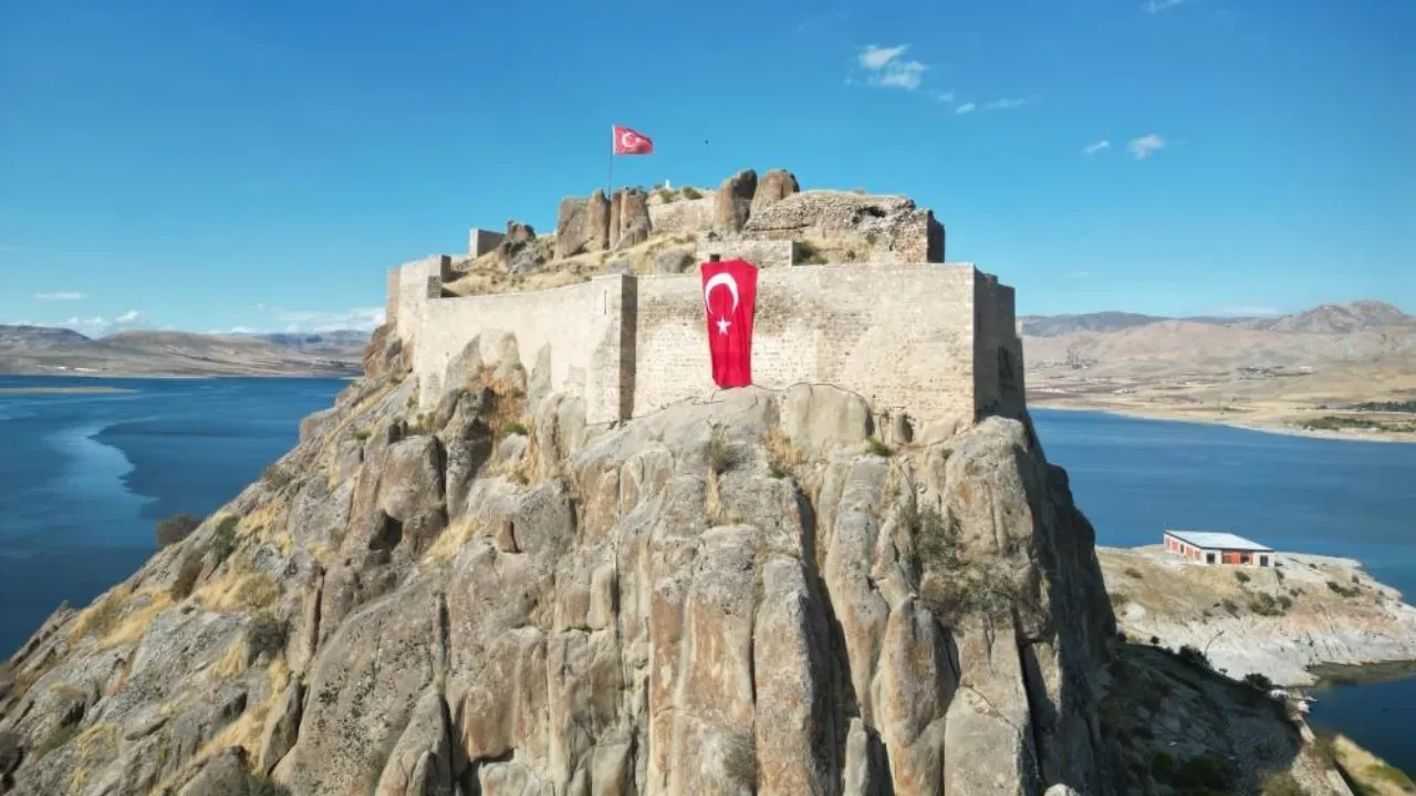 Tarihi kalenin surlarına 50 metrekarelik dev Türk bayrağı asıldı