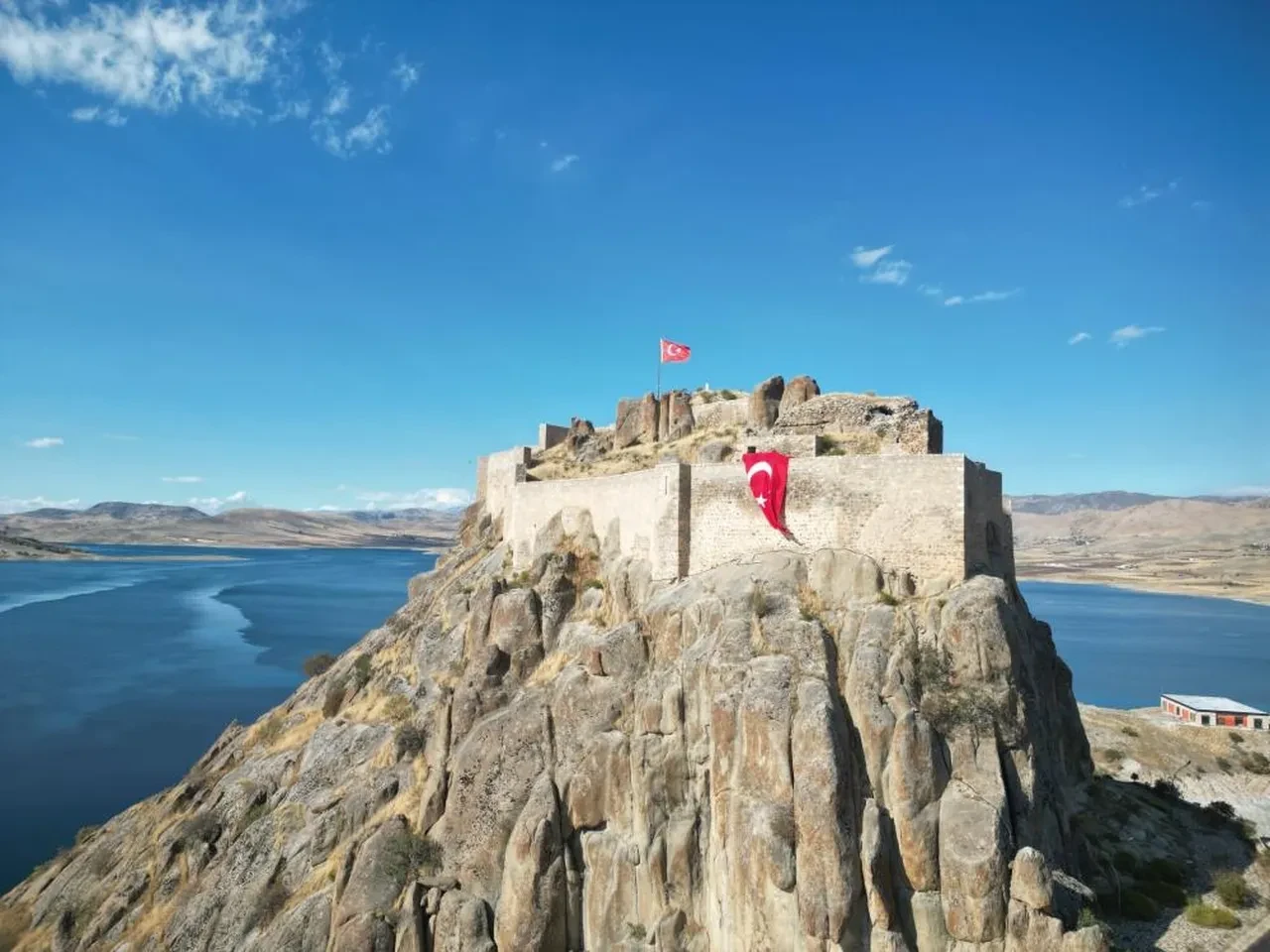 Tarihi kalenin surlarına 50 metrekarelik dev Türk bayrağı asıldı