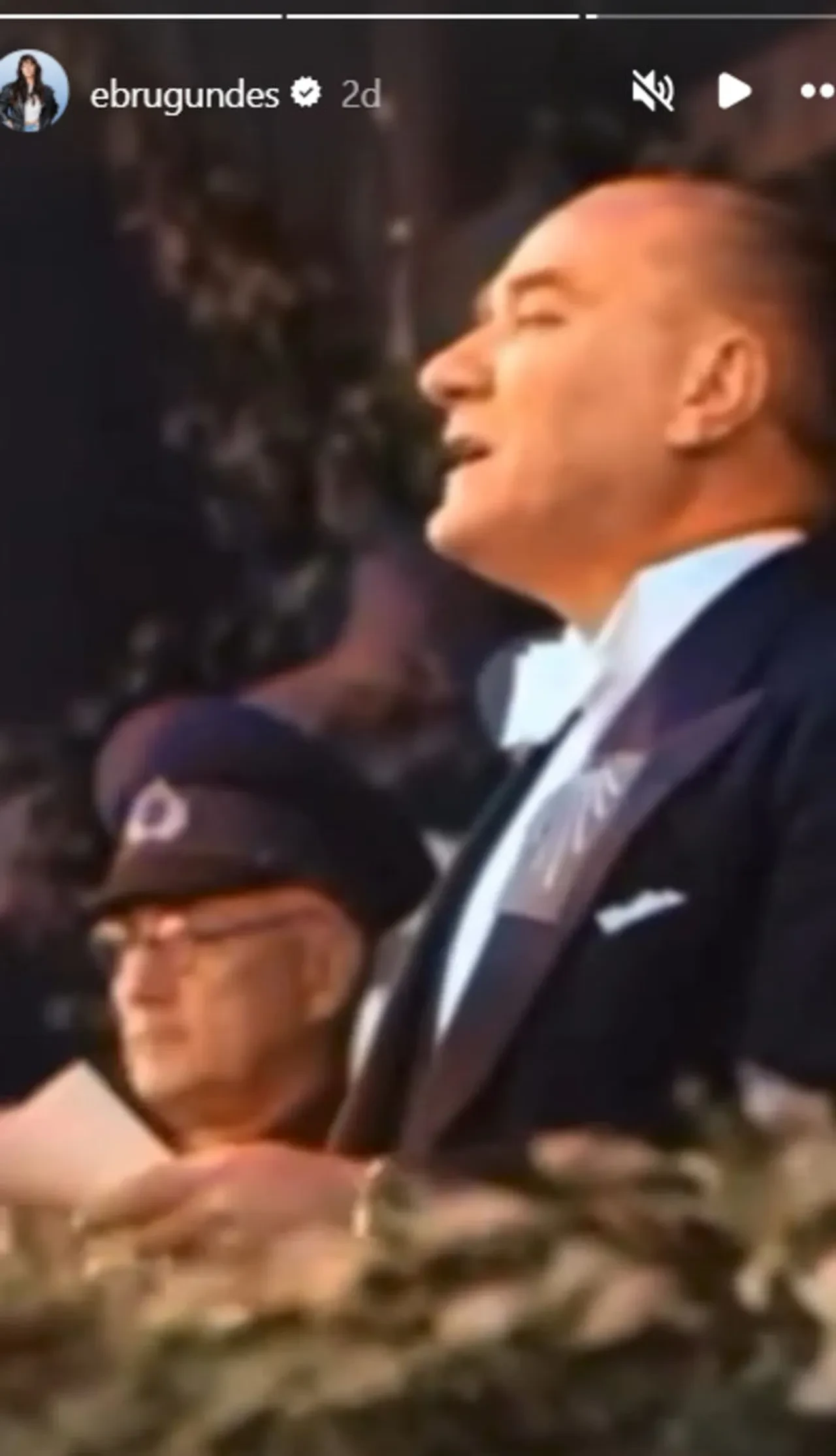 Ünlülerden 29 Ekim Cumhuriyet Bayramı mesajları