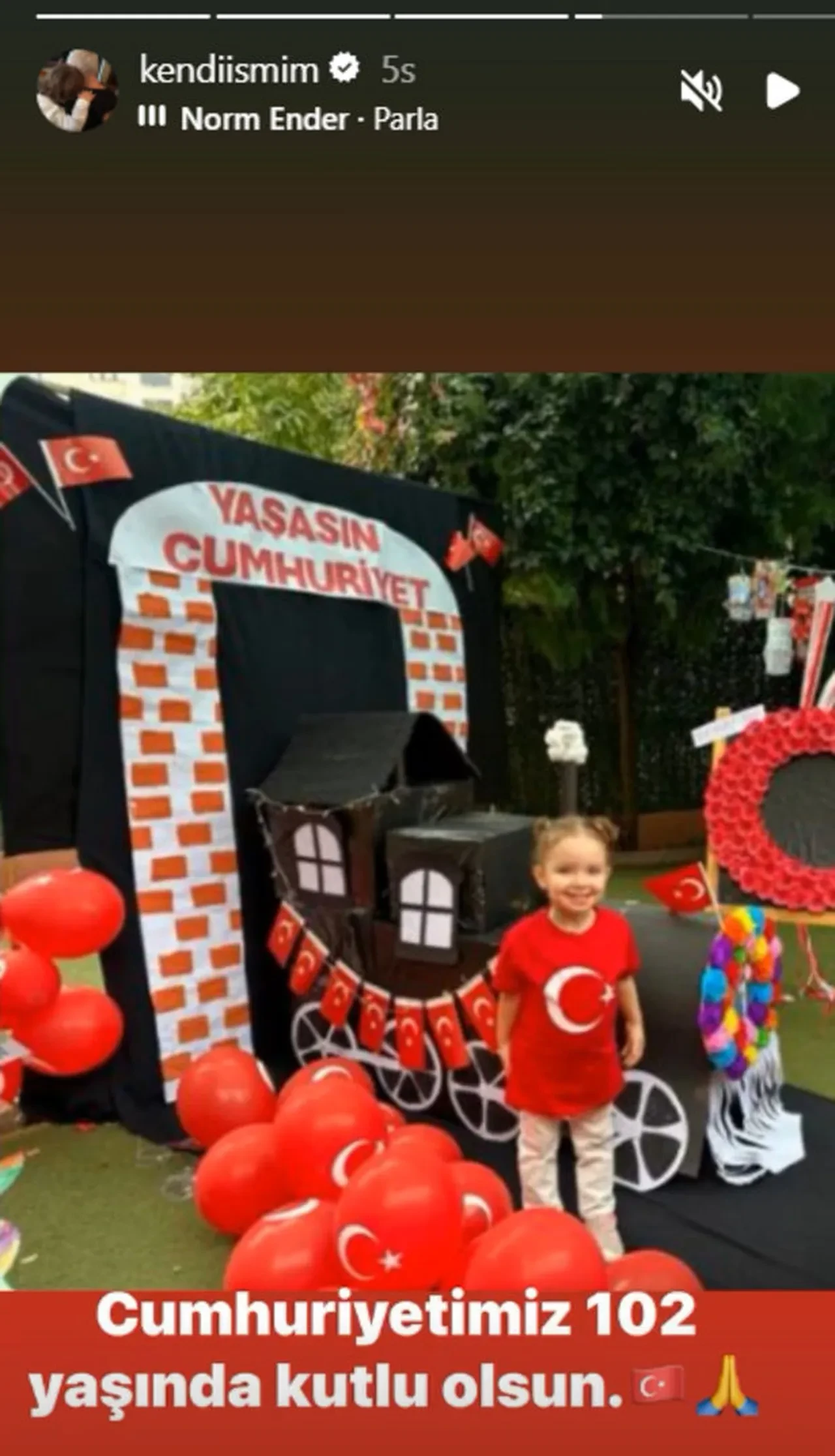 Ünlülerden 29 Ekim Cumhuriyet Bayramı mesajları