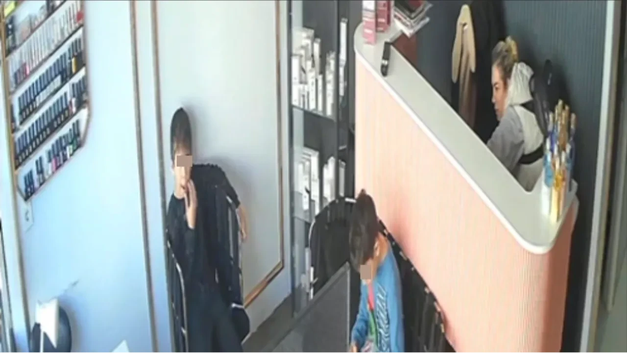 Yüzü bile kızarmadı, çocuklar uyarınca itip kaçtı