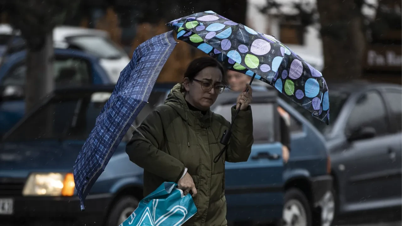 9 ilde sarı ve turuncu kodlu alarm! Meteoroloji saat verip uyardı: Sağanak ve fırtına bastıracak
