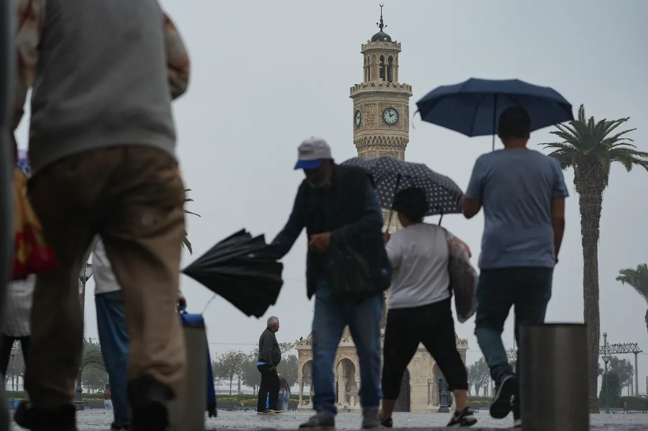 9 ilde sarı ve turuncu kodlu alarm! Meteoroloji saat verip uyardı: Sağanak ve fırtına bastıracak