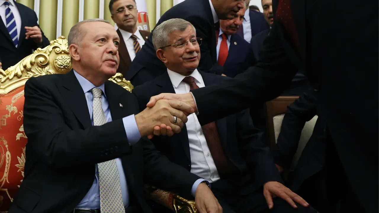 Ahmet Davutoğlu, Cumhurbaşkanı Erdoğan ile Meclis'teki buluşmanın detaylarını anlattı