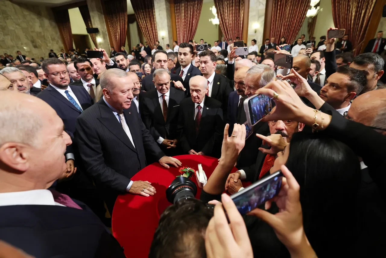 Ahmet Davutoğlu, Cumhurbaşkanı Erdoğan ile Meclis'teki buluşmanın detaylarını anlattı