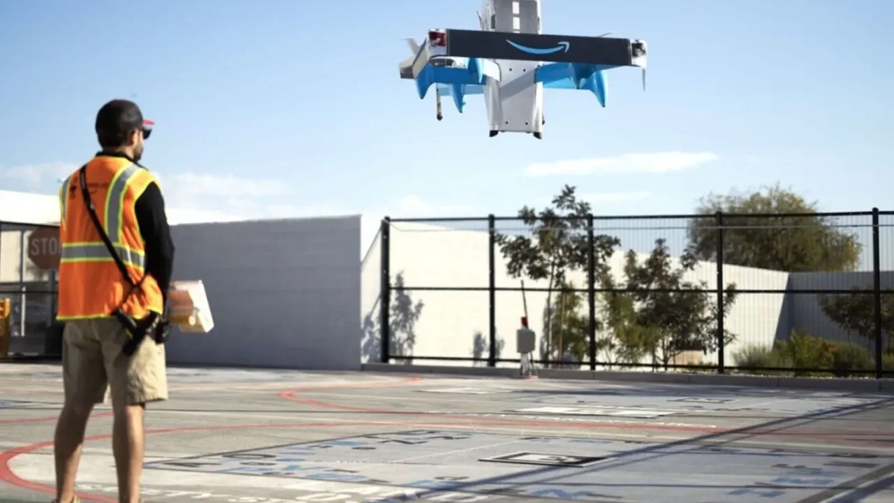 Amazon'un iki teslimat dronu vinç kablosuna çarptı, uçuşlar durdu