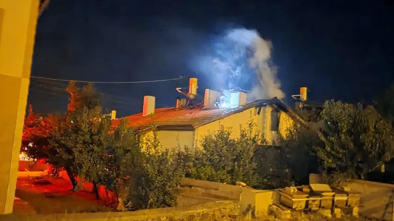 Ankara’da iki katlı bir binada çıkan yangında 2 kişi dumandan etkilendi