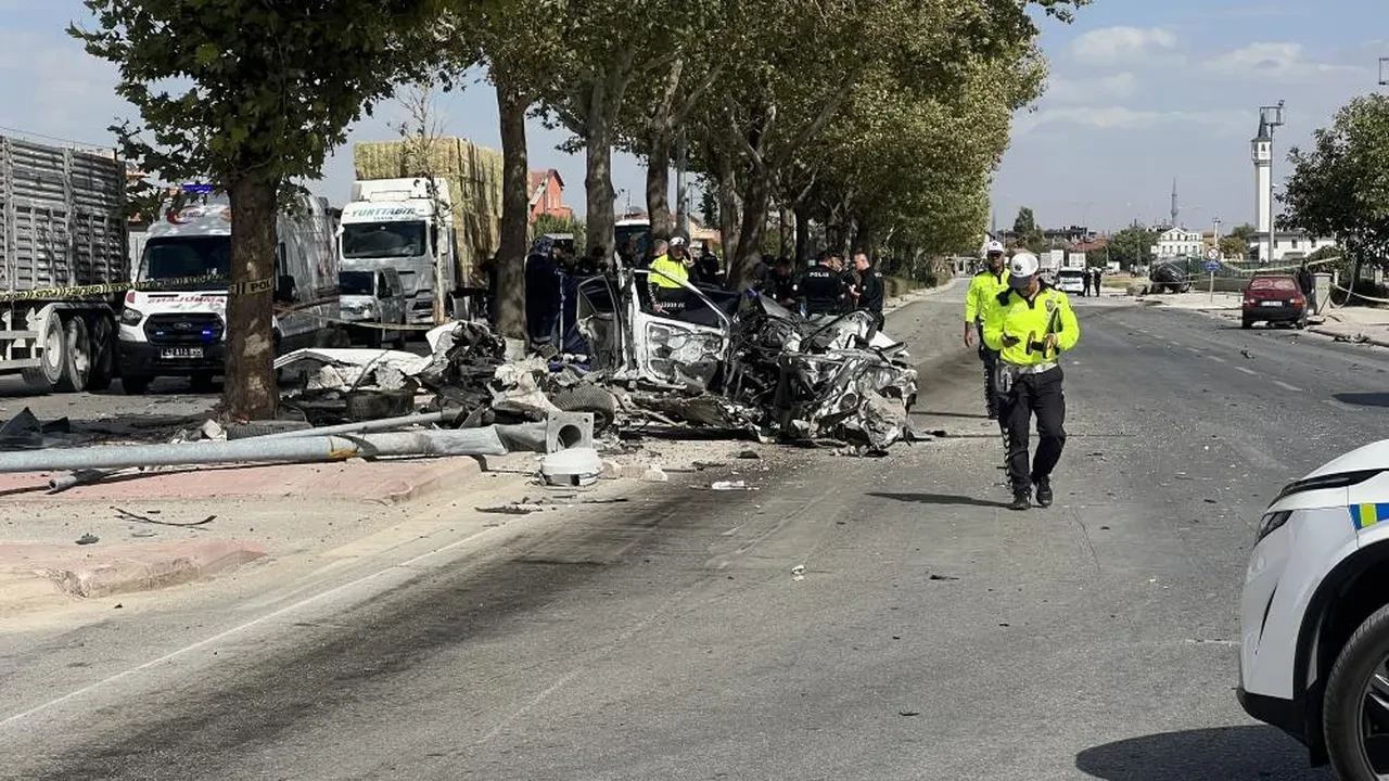 Araba kağıt gibi ikiye bölündü! Kurallara uydu hayatını kaybetti