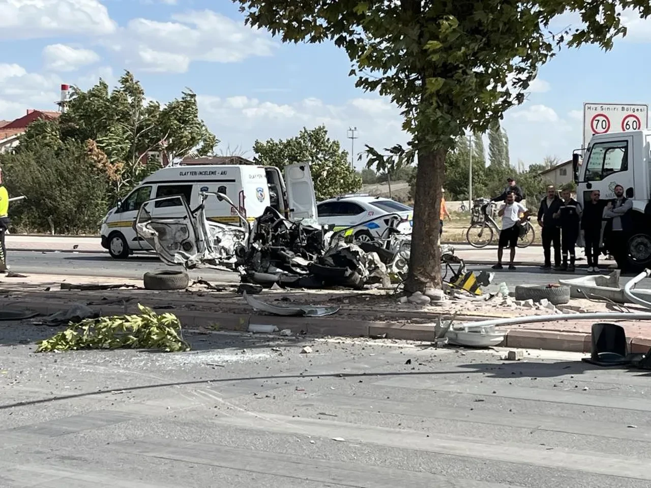 Araba kağıt gibi ikiye bölündü! Kurallara uydu hayatını kaybetti