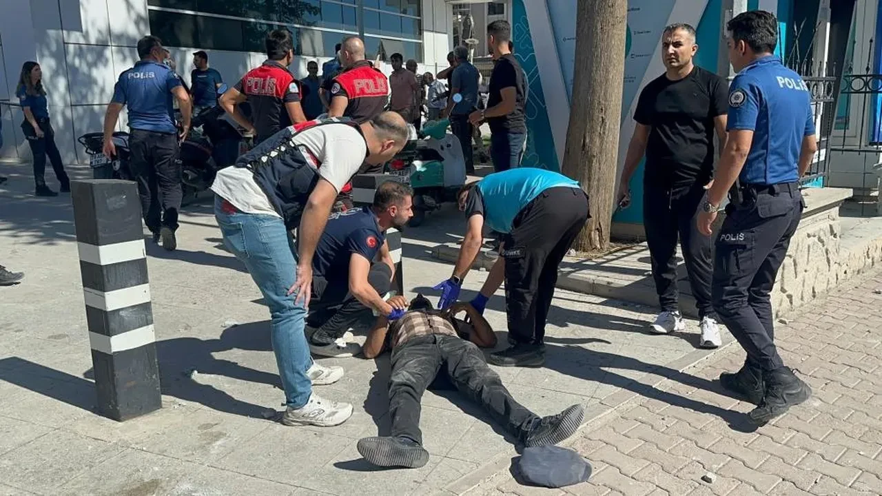 Bu kavga değil meydan savaşı! Bütün köy adliye önünde birbirine girdi